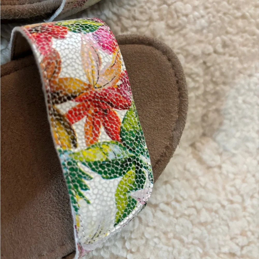Aetrex Becca ankle strap Wedge Sandal red leather floral size 36  (6.5 women)